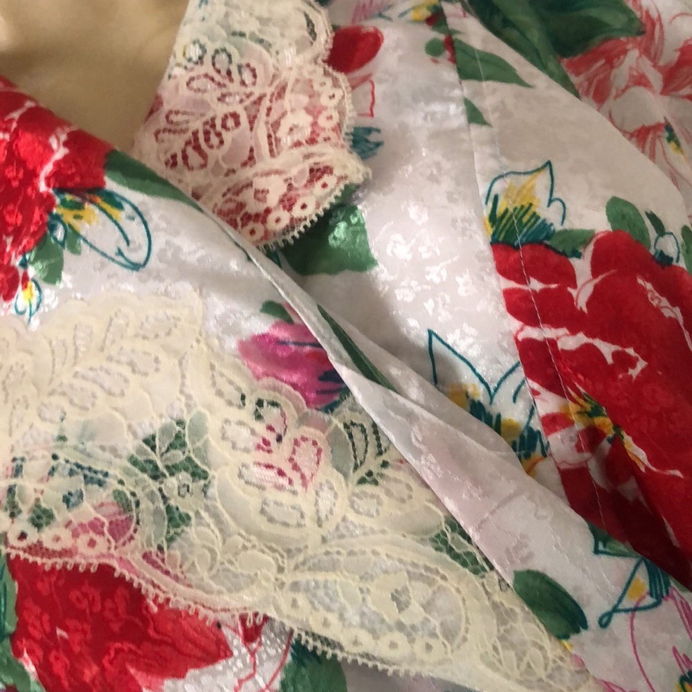 Woman’s rare Victorian floral VTG Gold label Victoria’s Secret lace bath robe - Picture 7 of 16